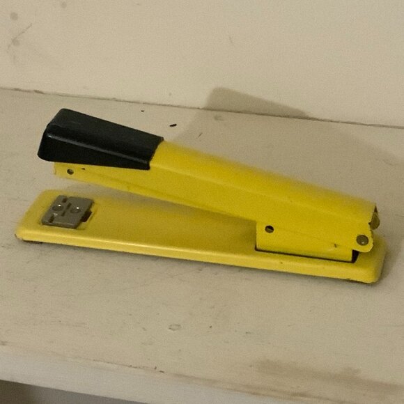 Mid Century Pale YELLOW SWINGLINE STAPLER Model 401, Vintage Stapler - Picture 2 of 9